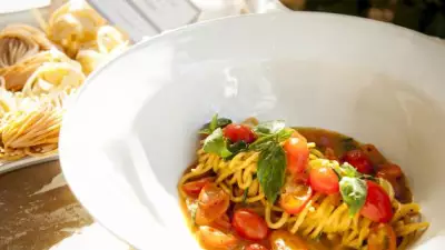 Спагетти с томатами даттерини и базиликом