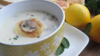 Грибной крем суп с гренками равиоли