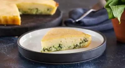 Капустный пирог с зеленью на сметане