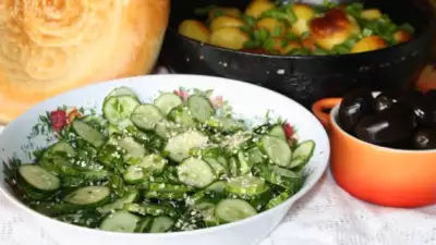 Пряный салат с огурцом, лаймом и кунжутом