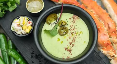 Прохладный крем суп из зеленого перца с камчатским крабом и тайским манго