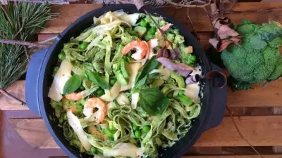 Изумрудная шпинатная паста с зелеными овощами, креветками и сливочным соусом из авокадо и зеленого лука