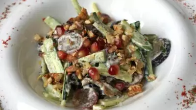 Салат с печеными баклажанами и свежими овощами от ресторана Ткемали