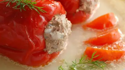 Перцы, фаршированные мясным фаршем, в сметанно-томатном соусе