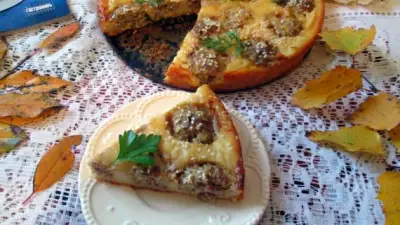Пирог с фрикадельками под сырно кунжутной шапочкой