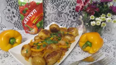 Жареный картофель с овощами и кетчупом
