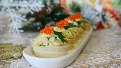 Салат с кальмарами в тарталетках новогоднее чудо