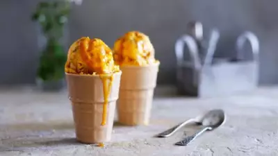 Морковное мороженое с орехами карамелью и печеньем