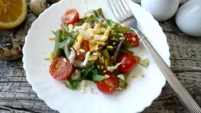 Салат со стручковой фасолью и вареным яйцом