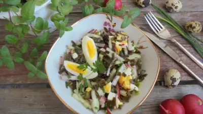Салат с морской капустой, овощами и яйцом