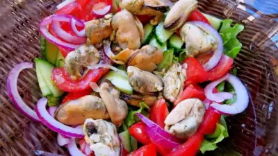 Салат с овощами и маринованными мидиями