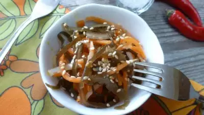Острый салат из морской капусты и моркови