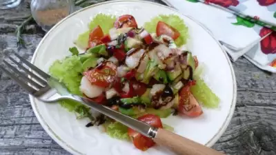 Овощной салат с креветками и авокадо