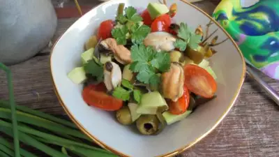 Салат с авокадо, морской капустой и мидиями