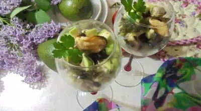 Салат с кускусом морской капустой авокадо и морским коктейлем