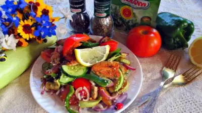 Салат из свежих овощей и куриной грудкой