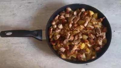 Картофель со свининой и луком