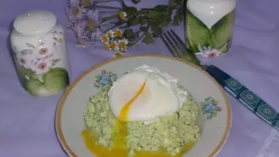 Зелёный творог с яйцом пашот