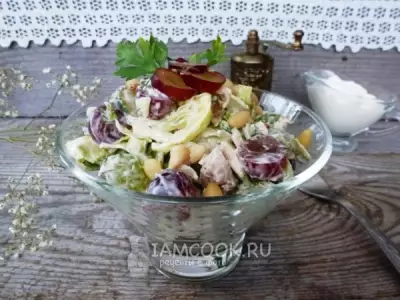 Салат из винограда и куриной грудки фото