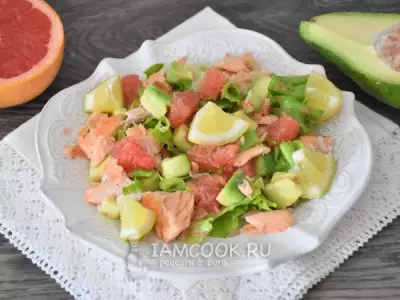 Салат с лососем, грейпфрутом и авокадо
