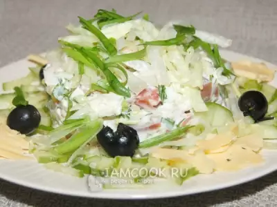 Салат с ветчиной, свежим огурцом и листовым салатом