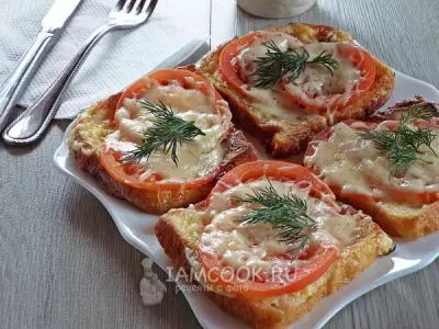 Гренки с помидорами и сыром