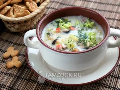 Суп «Клэм чаудер» с морепродуктами и рыбой