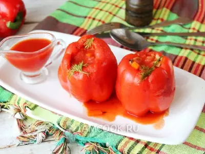 Перец, фаршированный овощами, в томатной заливке