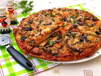 Пицца с грибами и колбасой