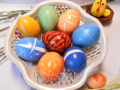 Яйца, покрашенные в полоску и крапинку