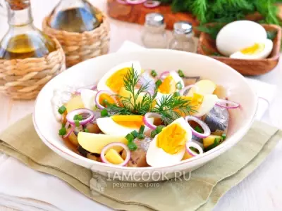 Салат из сельди с молодым картофелем, яйцом и луком