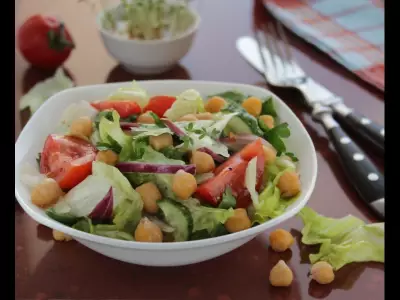 Салат с нутом, помидорами и огурцами
