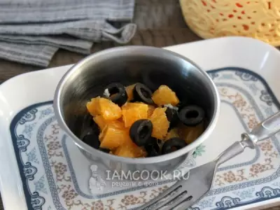 Салат с апельсином и маслинами