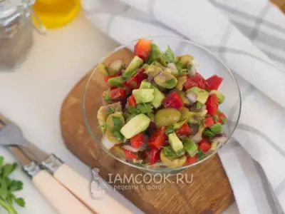 Овощной салат с авокадо и оливками