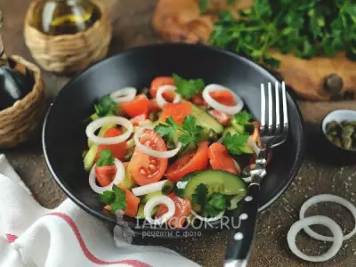 Салат со слабосоленым лососем и свежими овощами фото