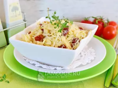 Итальянский салат с пастой орзо и вялеными томатами