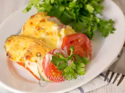 Кабачки с помидорами под сметанным соусом с сыром в духовке
