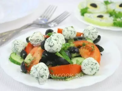 Салат овощной с шариками из сыра Фета