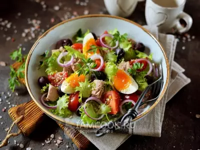 Салат с тунцом, помидорами черри и маслинами (ПП)