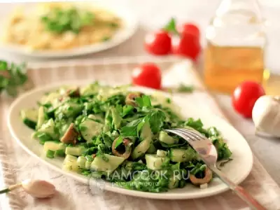 Салат из огурцов с зеленым луком и салатными листьями