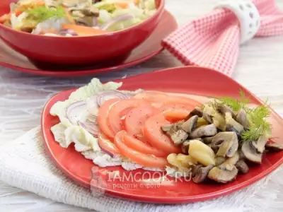 Салат с грибами, помидорами и сыром