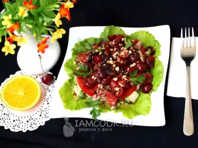 Овощной салат с черешней и ветчиной