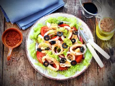 Салат с кальмаром, яйцами, помидором и маслинами