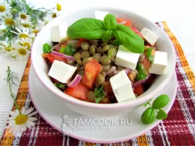 Салат из чечевицы с помидорами и фетой