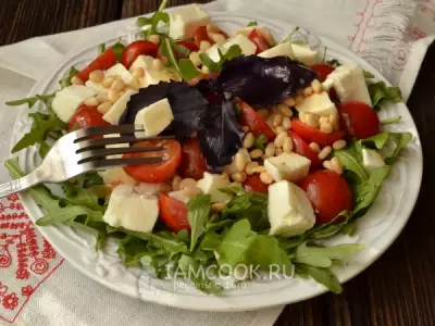 Салат с рукколой, помидорами и моцареллой