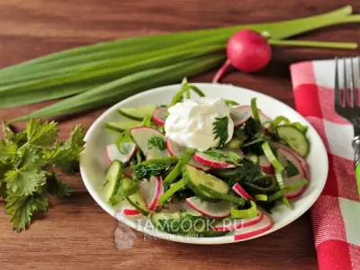 Салат с крапивой и огурцом