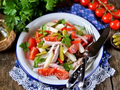 Салат с корнишонами и мясом