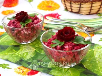 Салат со свеклой, черносливом и грецкими орехами фото