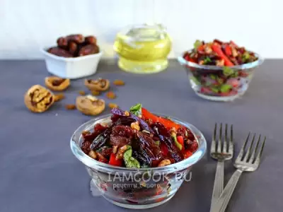 Свекольный салат с финиками и орехами