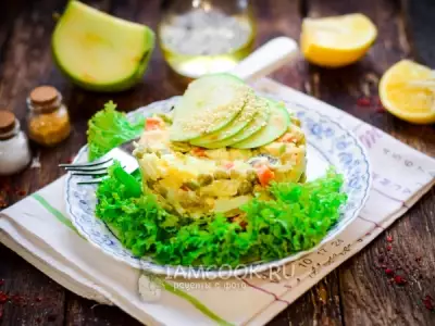Салат с копчёной скумбрией и зелёным горошком